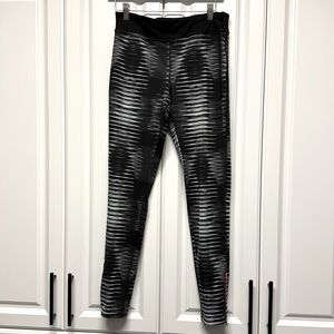 Great Condition! Forever 21 size medium full length black and white leggings